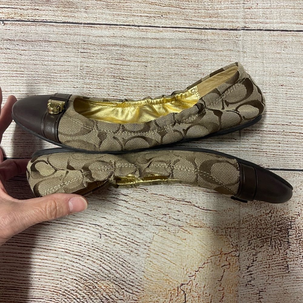 Coach chocolate brown tan signature C style Elastic on sides flat loafers size 8 - Picture 3 of 7